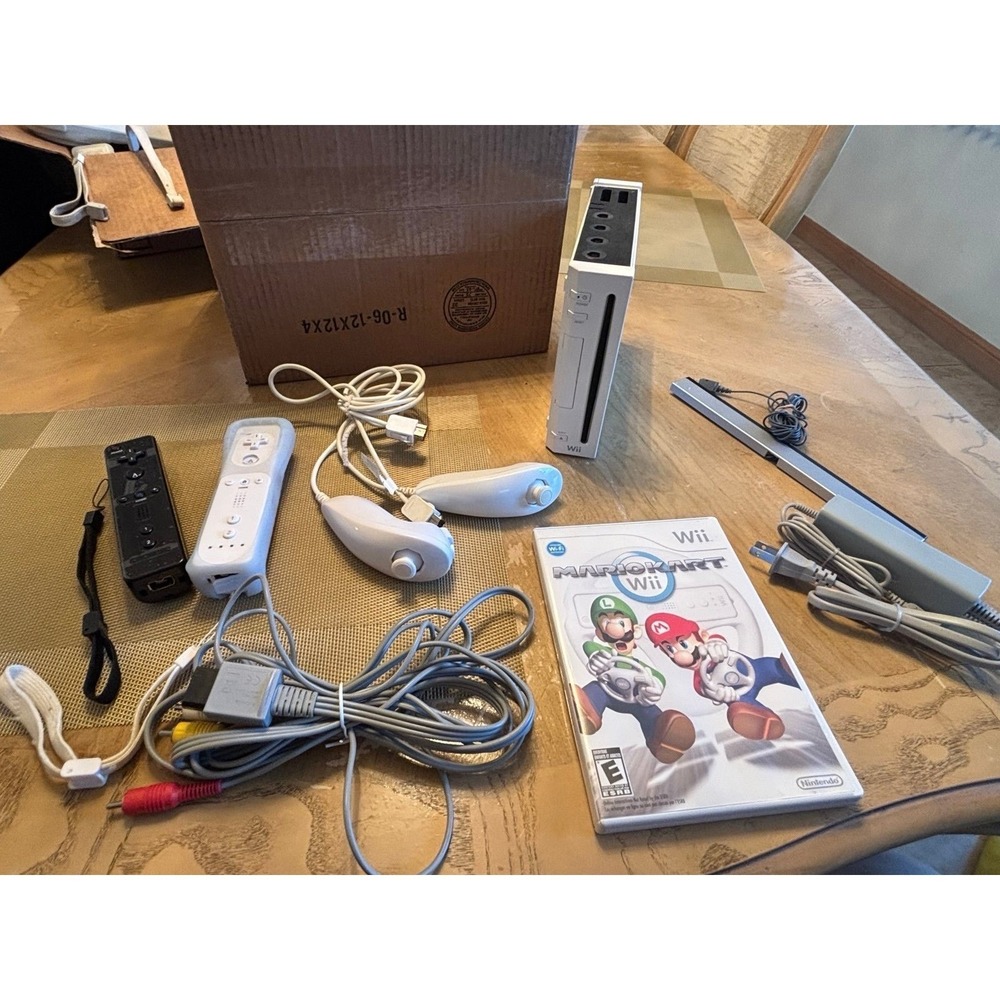 Nintendo Wii console bundle 2 remotes 2 Nunchucks  AV cables and mario kart